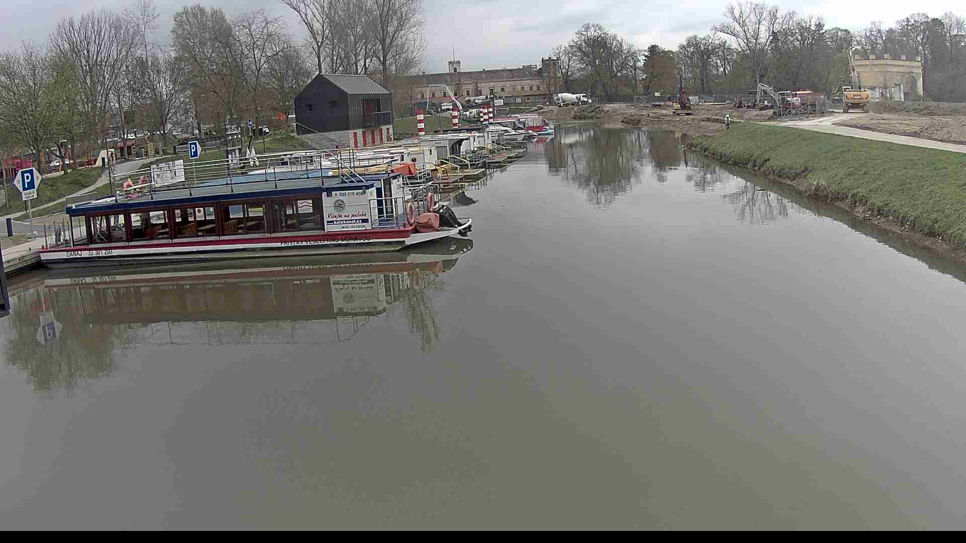 Webcam snímá přístav na Baťově kanálu.